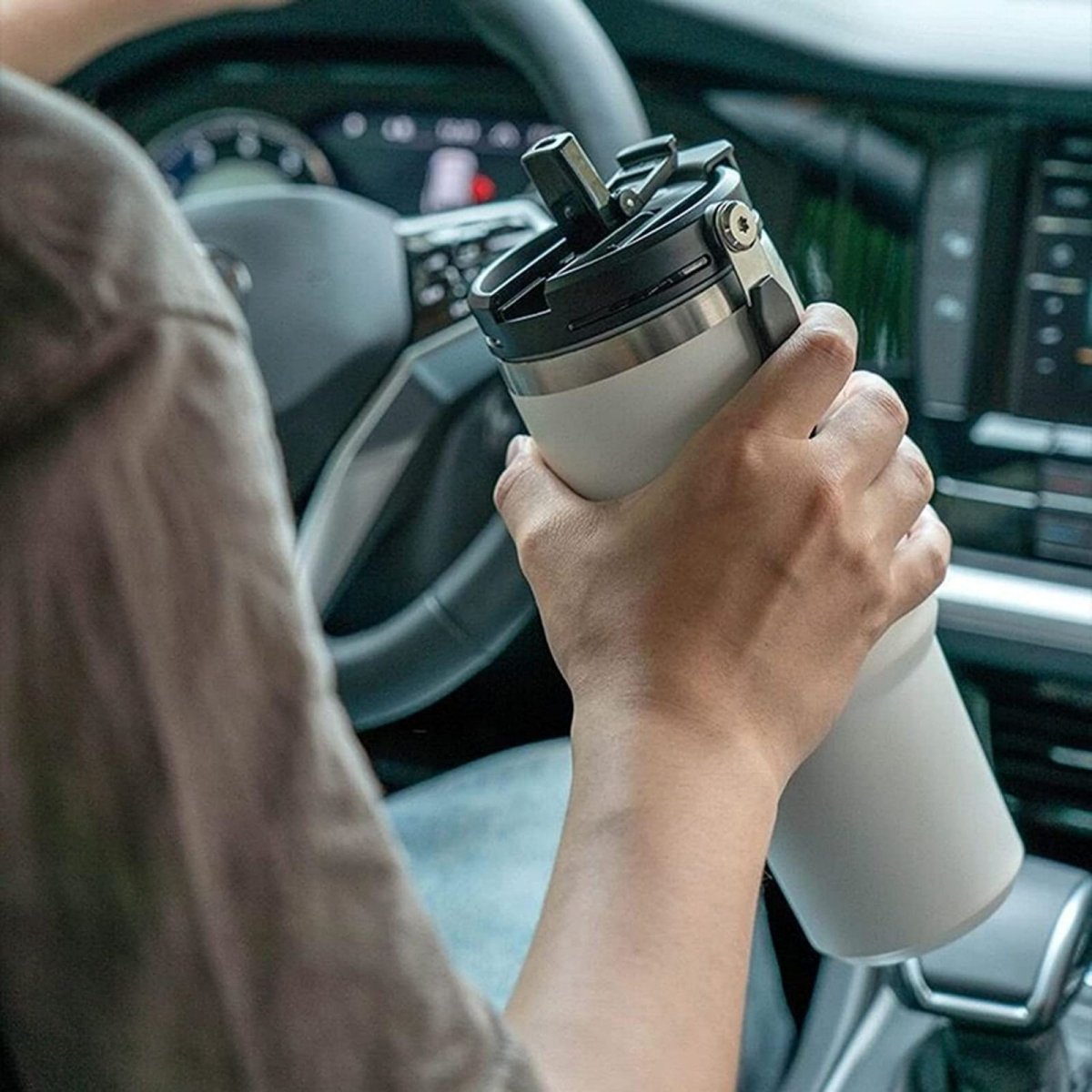 750ML White Stainless Steel Travel Mug with Leak - proof 2 - in - 1 Straw and Sip Lid, Vacuum Insulated Coffee Mug for Car, Office, Perfect Gifts, Keeps Liquids Hot or Cold
